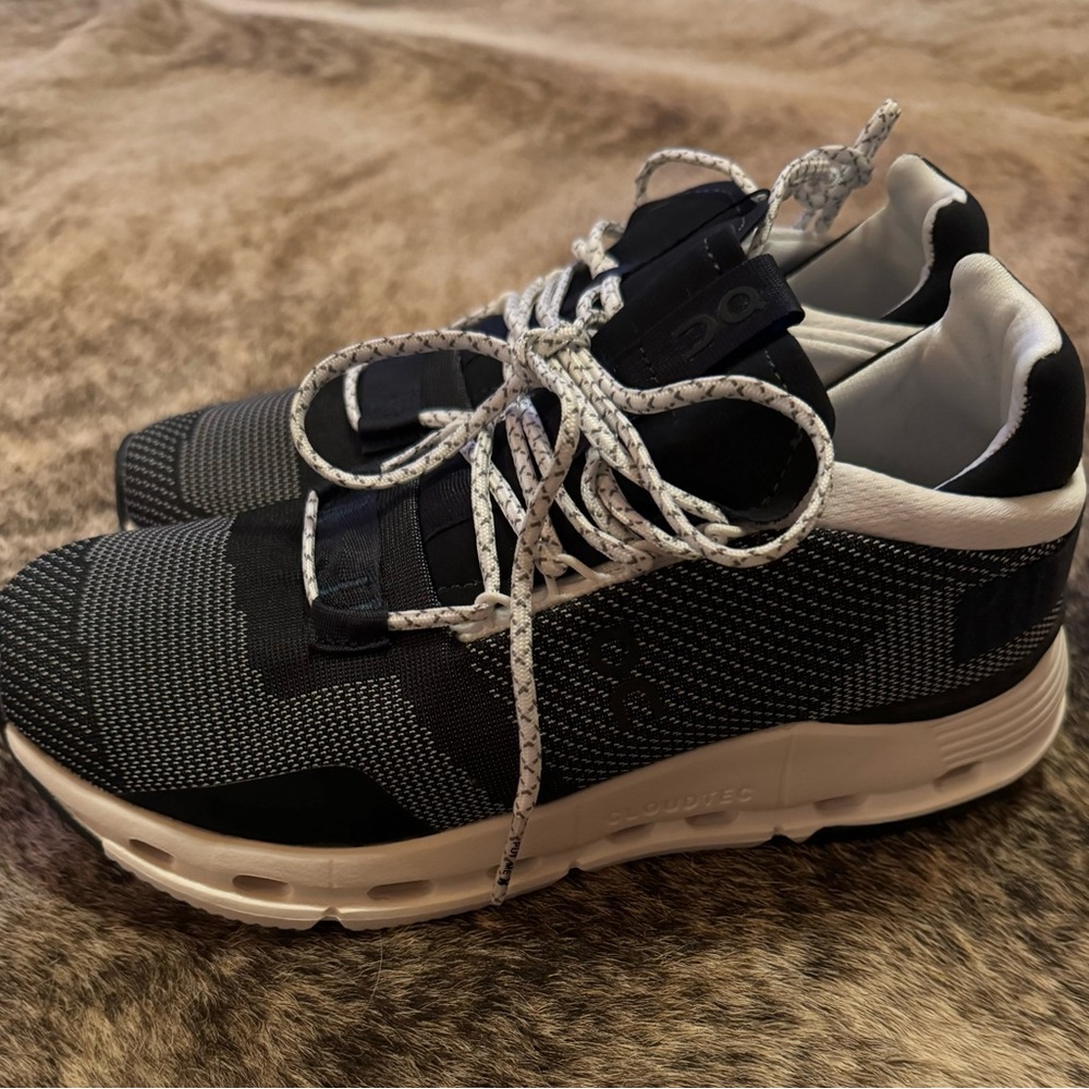 Women’s size 8 on cloud- never worn